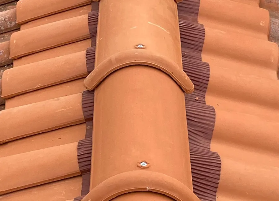 Faîtage en tuiles vissé sur closoir ventilé, couverture neuve