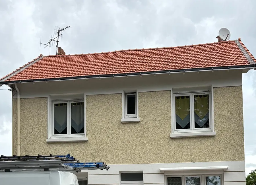 Toiture en tuiles rouges redevenue propre après démoussage