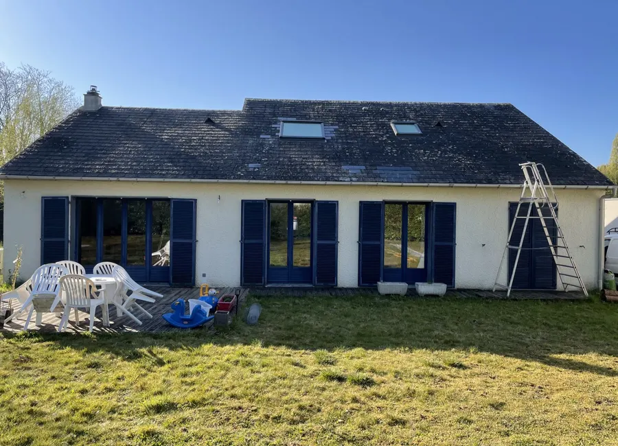 Longère en ardoise très encrassée de lichens avant démoussage