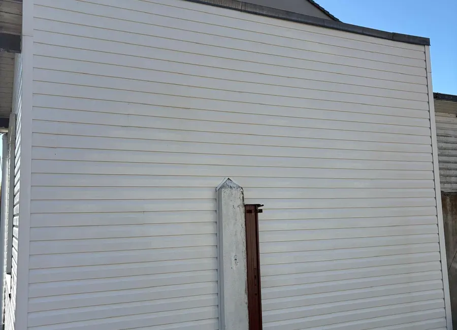 Bardage bois repeint en blanc après rénovation, à Nantes