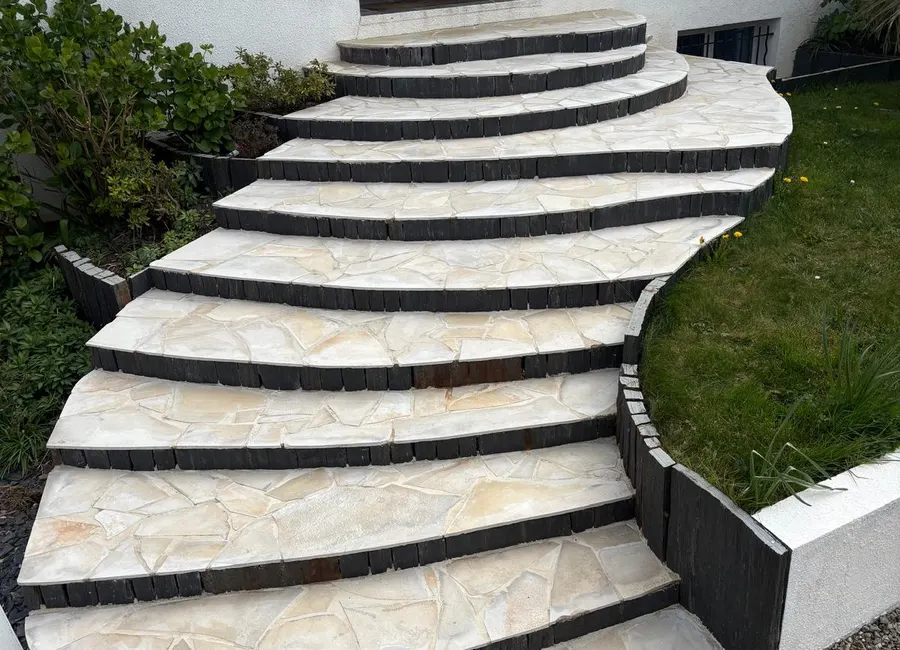 Escalier en pierre naturelle nettoyé devant une maison à Nantes