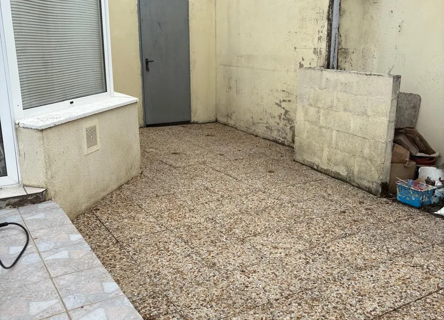 Cour dallée nettoyée et désherbée à Nantes