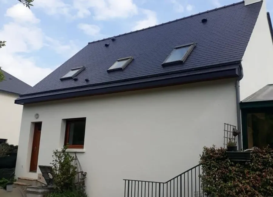 Toiture en ardoise neuve équipée de trois fenêtres de toit