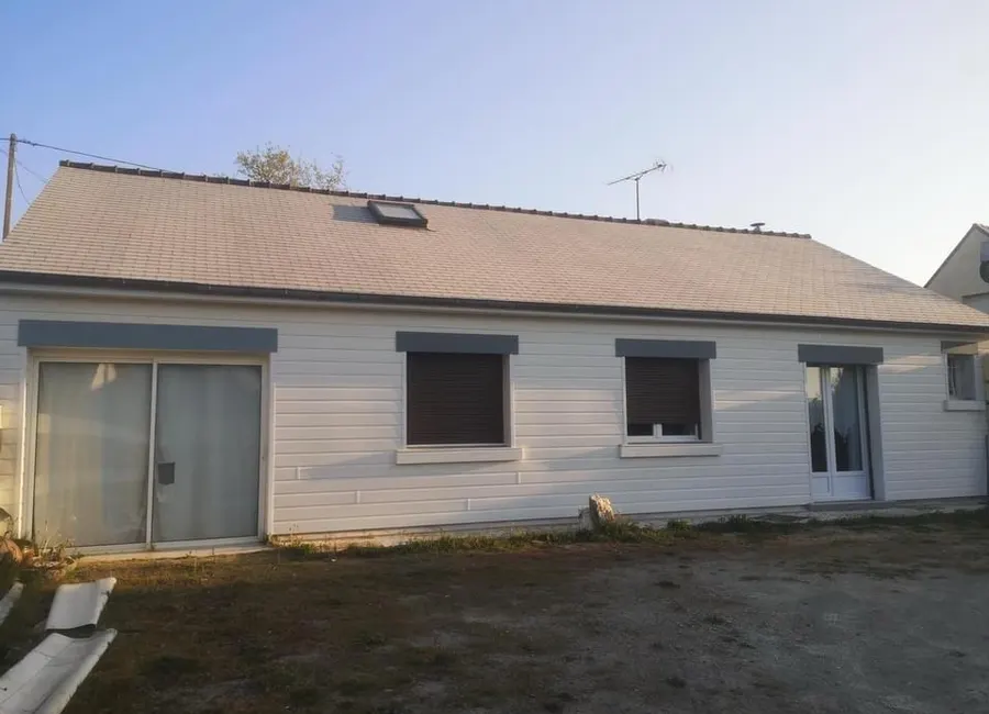 Fenêtre de toit posée sur une toiture en tuiles claires