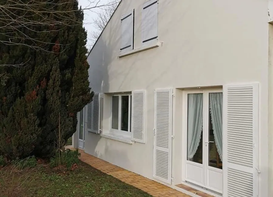 Façade en crépi blanc après ravalement