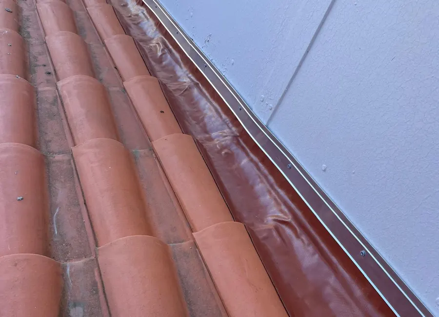 Bande d'étanchéité neuve posée le long d'un mur