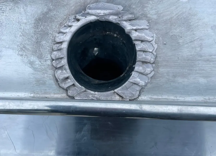 Naissance de descente soudée dans le fond d'une gouttière en zinc
