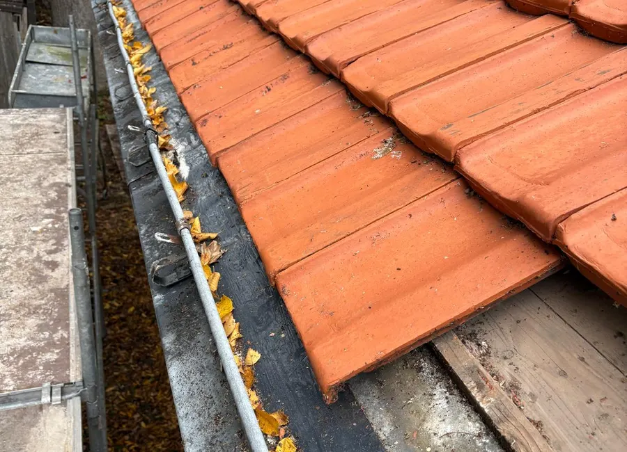 Noue en zinc neuve posée sous les tuiles entre deux pans de toiture