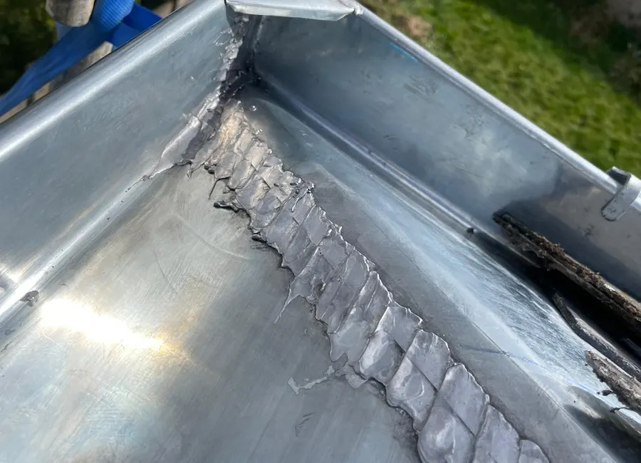 Angle de gouttière en zinc soudé à l'étain par HF Renov